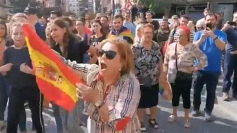 señora gritando bandera españa|la señora gritando.